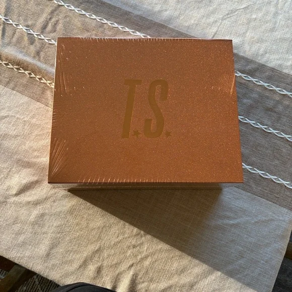 Taylor Swift The Life of a Showgirl Cardigan Box Set - Picture 6 of 6